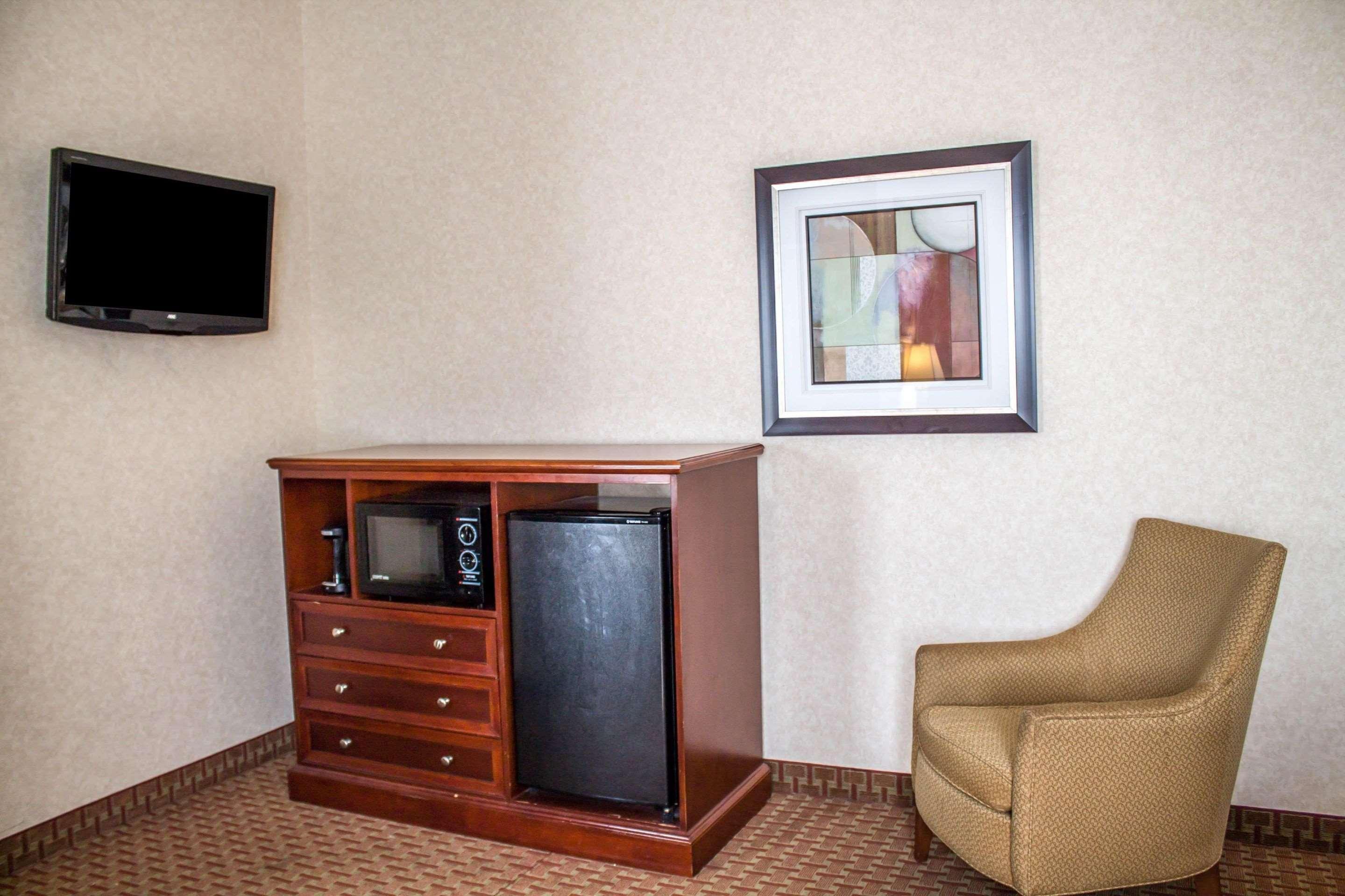 Comfort Inn & Suites Kent - University Area Exterior photo